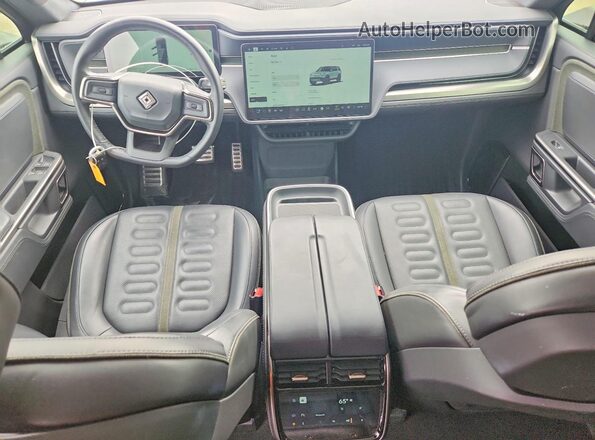7PDSGBBA8RN037165 2024 RIVIAN R1S Gray Widok deski rozdzielczej