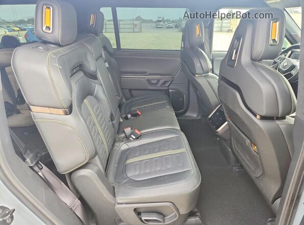7PDSGBBA8RN037165 2024 RIVIAN R1S Gray Widok wnętrza z tyłu