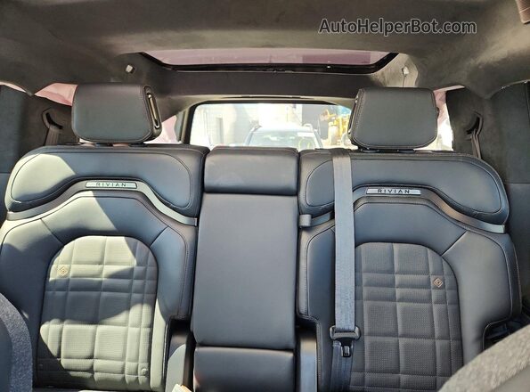 7PDSGCBP5SN060757 2025 RIVIAN R1S Красный Вид задних сидений