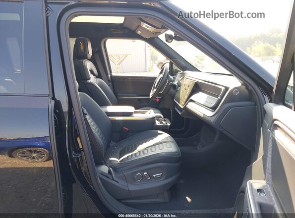 7PDSGFBA3TN092363 2026 RIVIAN R1S Black Front interior view