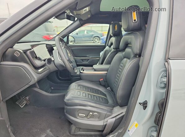 7PDSGFBA6TN082331 2026 RIVIAN R1S Blue Front interior view