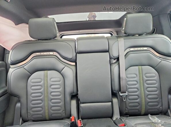 7PDSGFBA6TN082331 2026 RIVIAN R1S Blue Rear interior view