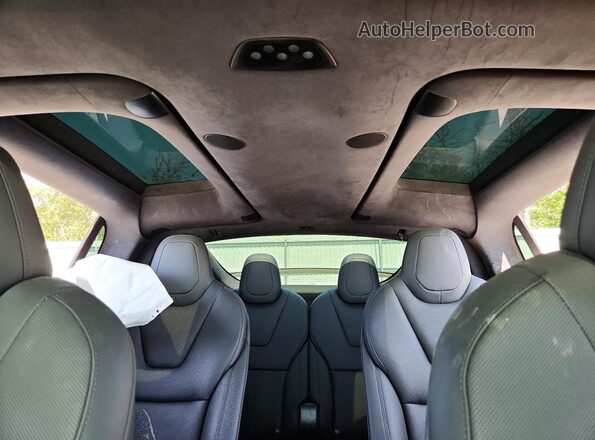 7SAXCBE68TF479811 2026 TESLA MODEL Black Vista de los asientos traseros