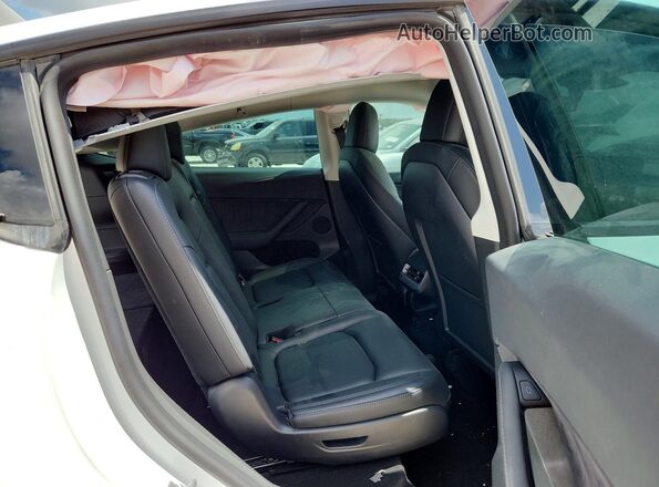 7SAYGAEE1NF549808 2022 TESLA MODEL White Widok wnętrza z tyłu