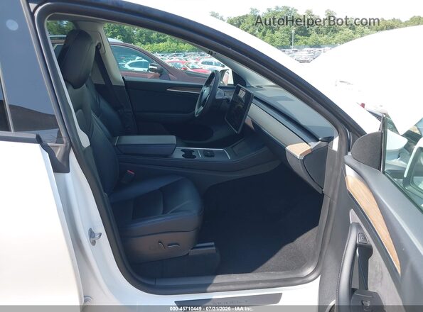 7SAYGAEE2PF591181 2023 TESLA MODEL Y White Front interior view
