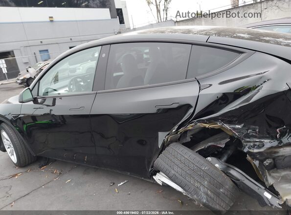 7SAYGAEE2PF646437 2023 TESLA MODEL Y Black Widok wnętrza z tyłu