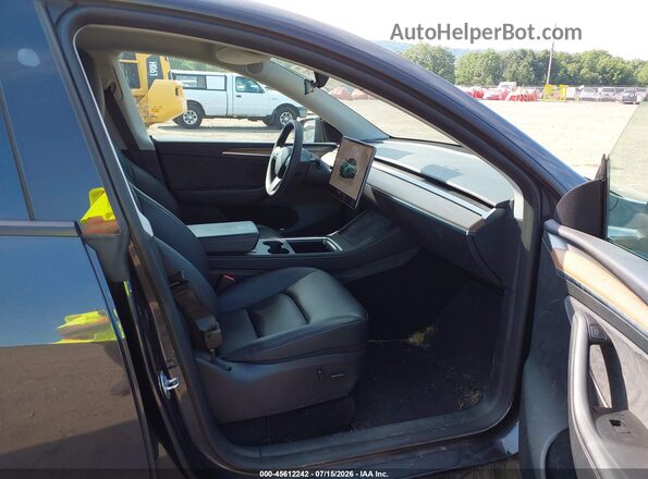 7SAYGAEE4RF108681 2024 TESLA MODEL Y Gray Widok wnętrza z przodu