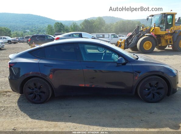7SAYGAEE4RF108681 2024 TESLA MODEL Y Gray Widok wnętrza z tyłu