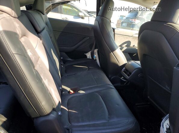 7SAYGAEE4RF199967 2024 TESLA MODEL Gray Widok tylnych siedzeń