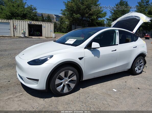 7SAYGAEE5PF703083 2023 TESLA MODEL Y White Առջևի ձախ երեք քառորդ տեսարան