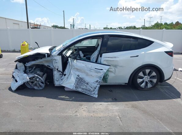 7SAYGAEE7NF530194 2022 TESLA MODEL Y White Rear interior view