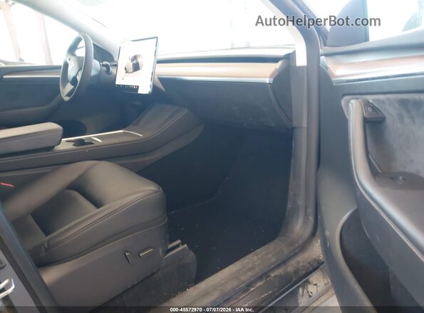 7SAYGAEE8RF170164 2024 TESLA MODEL Y Gray Widok wnętrza z przodu