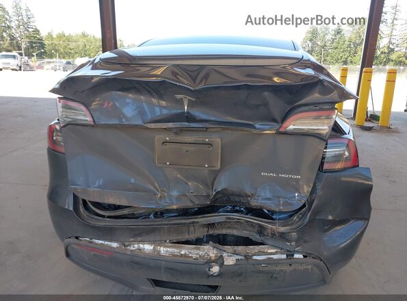 7SAYGAEE8RF170164 2024 TESLA MODEL Y Gray Widok z przodu