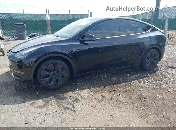 7SAYGAEE8RF185442 2024 TESLA MODEL Y Black Առջևի ձախ երեք քառորդ տեսարան