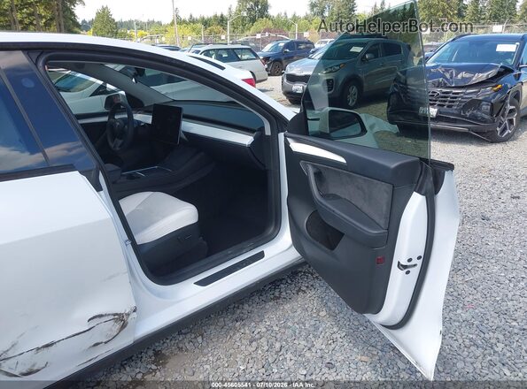 7SAYGAEE9PF884124 2023 TESLA MODEL Y White Widok wnętrza z przodu