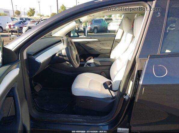 7SAYGAEEXSF246232 2025 TESLA MODEL Y Gray Widok wnętrza z przodu
