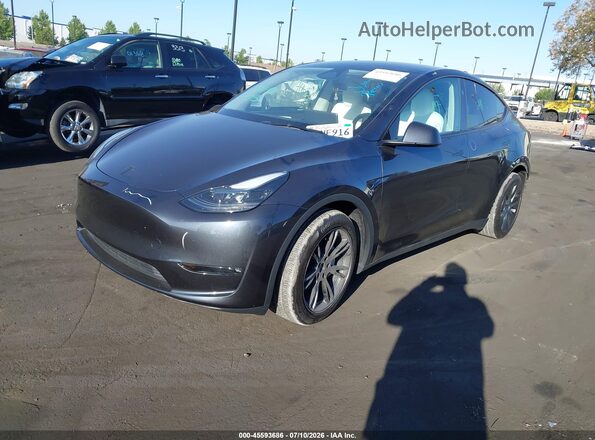 7SAYGAEEXSF246232 2025 TESLA MODEL Y Gray Przód lewy