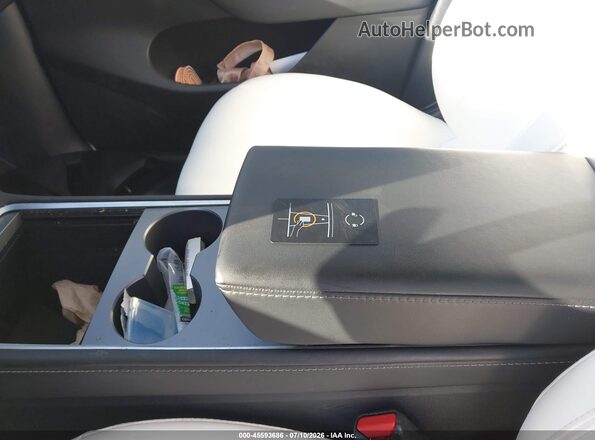 7SAYGAEEXSF246232 2025 TESLA MODEL Y Gray Widok deski rozdzielczej