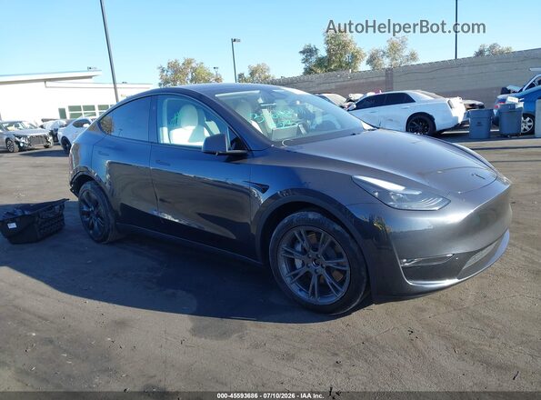 7SAYGAEEXSF246232 2025 TESLA MODEL Y Gray Widok wnętrza 360 stopni