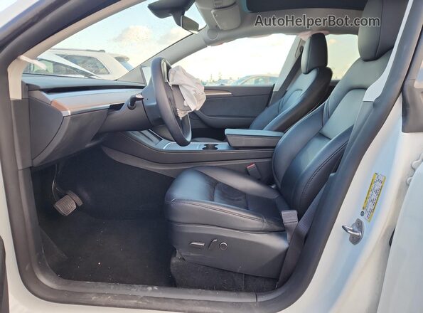 7SAYGDED0RF055390 2024 TESLA MODEL White Front interior view