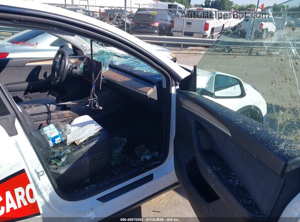 7SAYGDED2SA339431 2025 TESLA MODEL Y Белый Вид салона спереди