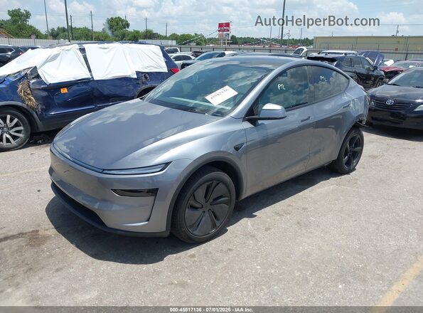 7SAYGDED2TA469095 2026 TESLA MODEL Y Gray Առջևի ձախ երեք քառորդ տեսարան