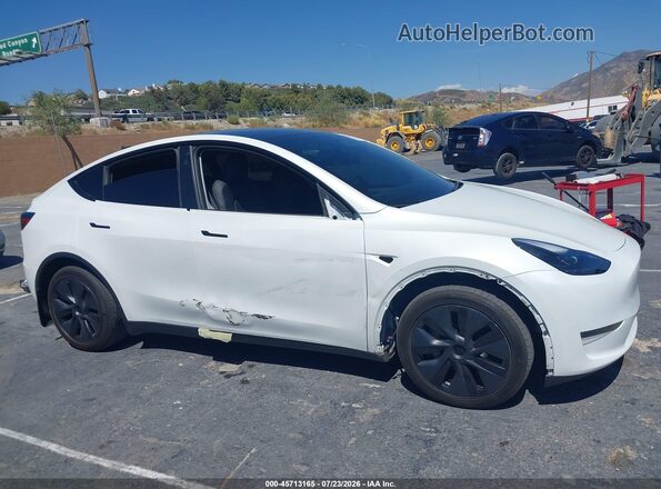 7SAYGDED5RF105281 2024 TESLA MODEL Y White Սալոնի 360 աստիճան տեսք