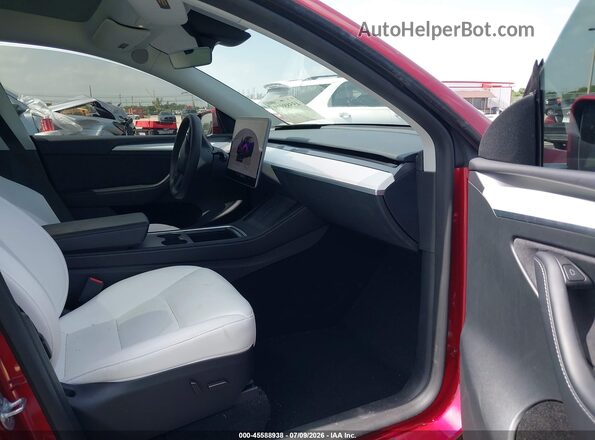 7SAYGDED6RF155977 2024 TESLA MODEL Y Красный Вид салона спереди