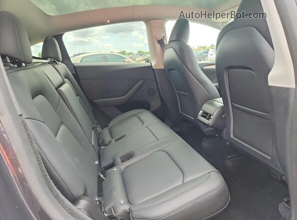 7SAYGDED7RA329696 2024 TESLA MODEL Gray Widok tylnych siedzeń