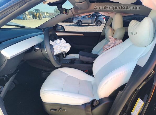 7SAYGDED7RF095045 2024 TESLA MODEL Черный Вид салона спереди