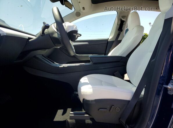 7SAYGDED8RF153681 2024 TESLA MODEL Blue Widok wnętrza z przodu