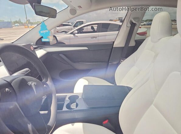 7SAYGDED8RF184090 2024 TESLA MODEL Blue Front interior view