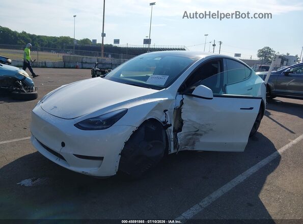 7SAYGDED8SF226134 2025 TESLA MODEL Y White Vista tres cuartos delantera izquierda