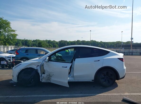 7SAYGDED8SF226134 2025 TESLA MODEL Y White Vista interior trasera