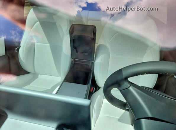 7SAYGDED8TF613722 2026 TESLA MODEL Red Widok tylnych siedzeń