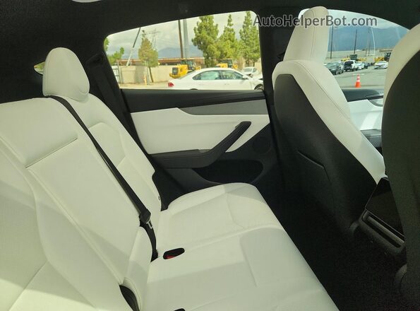 7SAYGDED8TF613722 2026 TESLA MODEL Red Widok wnętrza z tyłu