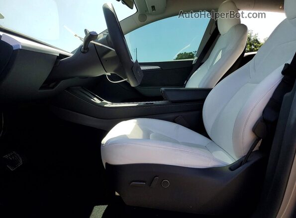 7SAYGDEE0RA288000 2024 TESLA MODEL Silver Սալոնի դիմացի տեսք