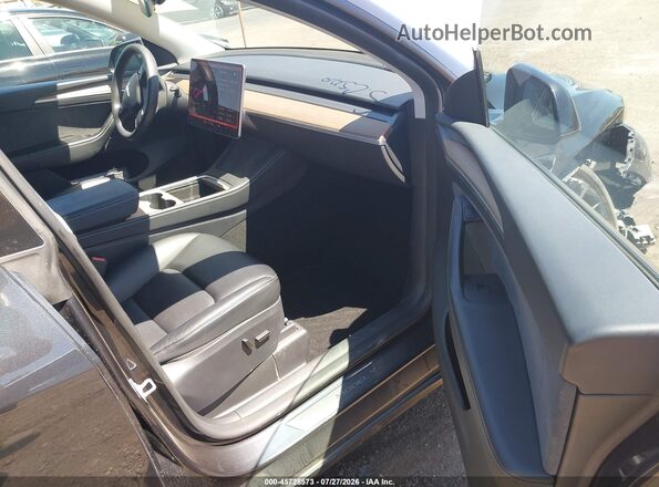 7SAYGDEE0RF025931 2024 TESLA MODEL Y Gray Front interior view