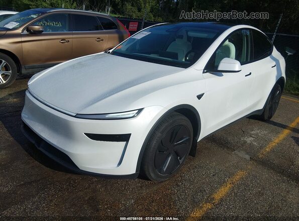 7SAYGDEE0TF557333 2026 TESLA MODEL Y White წინა მარცხენა ხედი სამი მეოთხედიდან