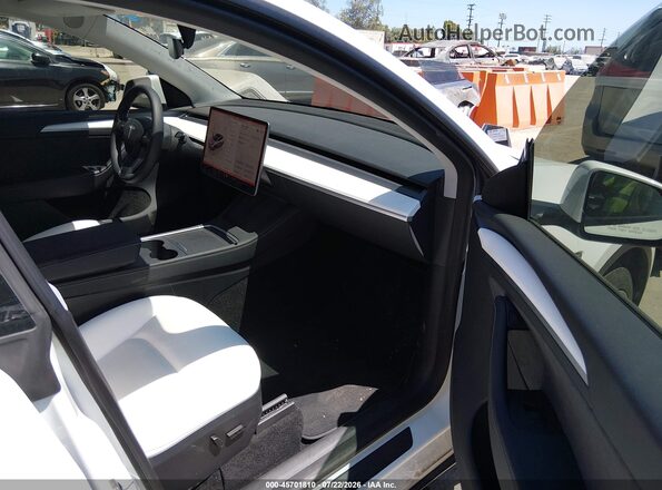 7SAYGDEE1PA094752 2023 TESLA MODEL Y Белый Вид салона спереди