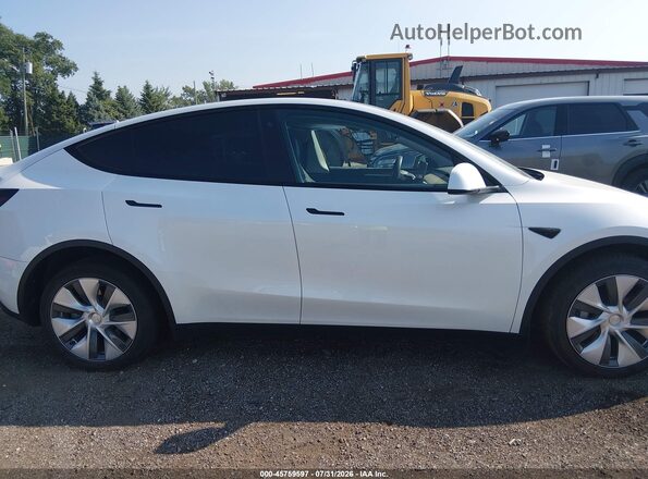 7SAYGDEE1PA124123 2023 TESLA MODEL Y White Widok wnętrza z tyłu