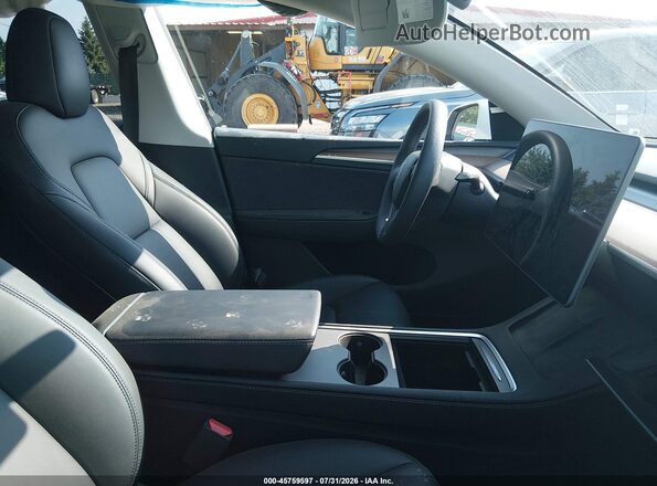 7SAYGDEE1PA124123 2023 TESLA MODEL Y White Widok wnętrza z przodu