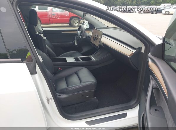 7SAYGDEE1PF668415 2023 TESLA MODEL Y White Widok wnętrza z przodu