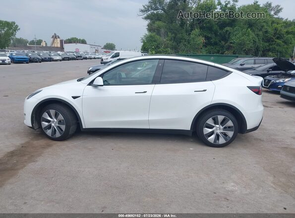 7SAYGDEE1PF668415 2023 TESLA MODEL Y White Widok wnętrza z tyłu