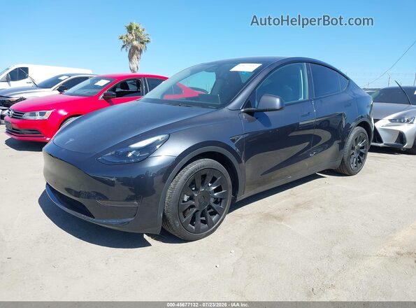 7SAYGDEE1SF236822 2025 TESLA MODEL Y Gray წინა მარცხენა ხედი სამი მეოთხედიდან