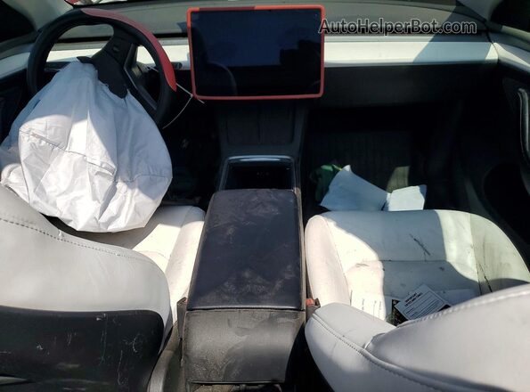7SAYGDEE1SF301443 2025 TESLA MODEL Красный Вид панели приборов