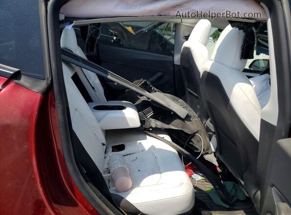 7SAYGDEE1SF301443 2025 TESLA MODEL Красный Вид задней части салона