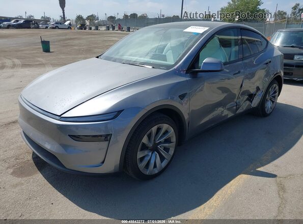7SAYGDEE1TF439758 2026 TESLA MODEL Y Silver წინა მარცხენა ხედი სამი მეოთხედიდან