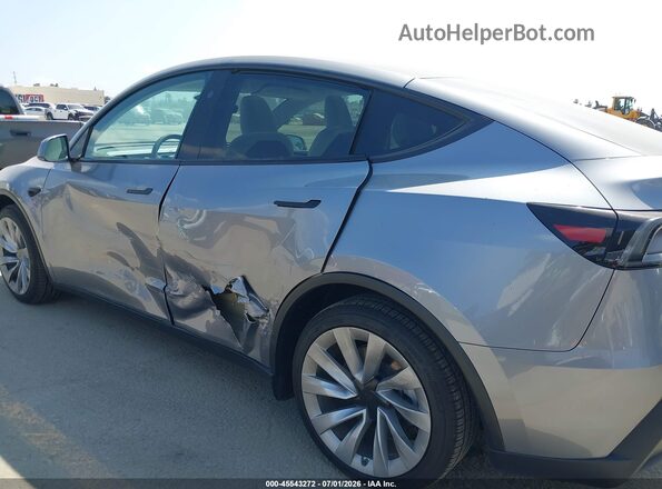 7SAYGDEE1TF439758 2026 TESLA MODEL Y Silver უკანა სალონის ხედი