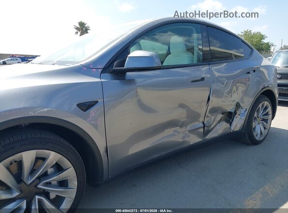 7SAYGDEE1TF439758 2026 TESLA MODEL Y Silver ხელსაწყოთა პანელის ხედი